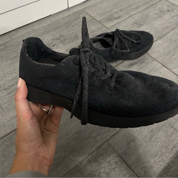 Womens allbird wool runners. Size 7 - Picture 2 of 3